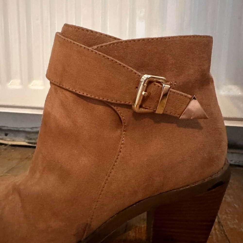 Brown suede ankle boots with gold detail - size 8